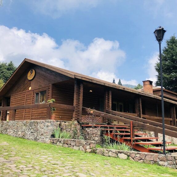 Cabaña  tipo chalet 
Cuenta con cinco recamaras (dos dobles y tres triples 
con sus respectivos baños). 
13 camas individuales