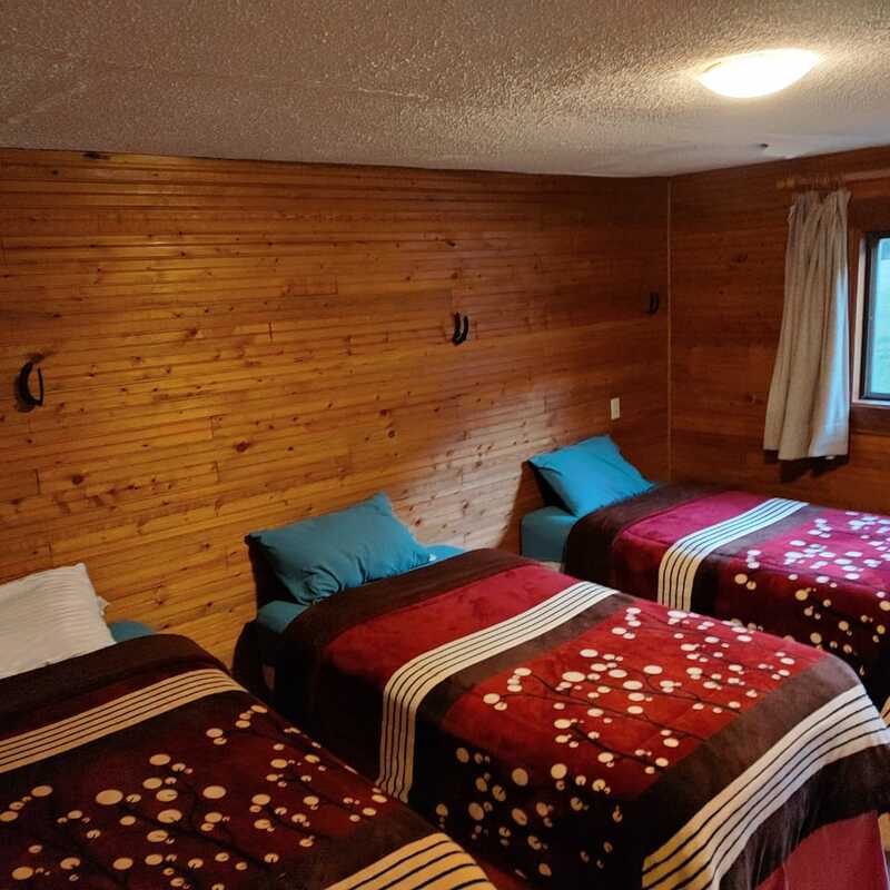 Cuenta con cinco recamaras (dos dobles y tres triples 
con sus respectivos baños). 
Camas individuales