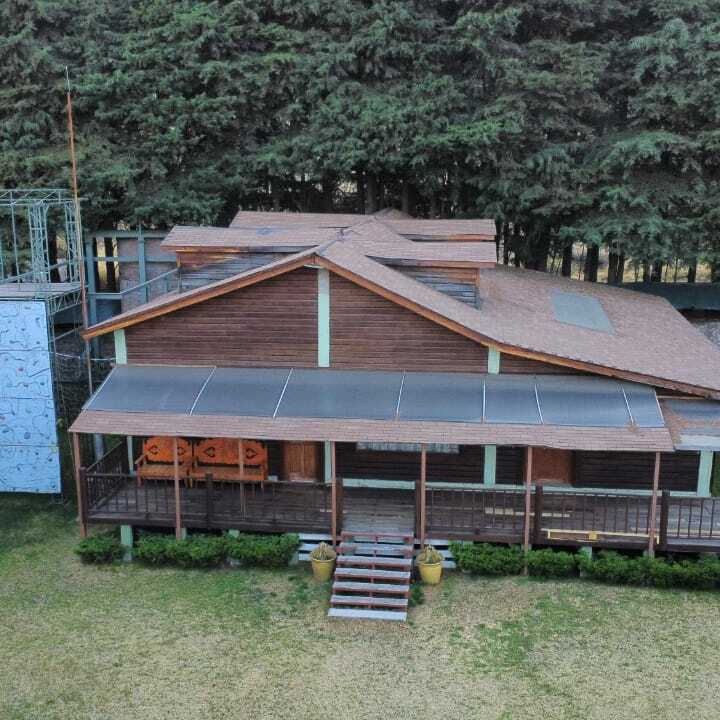  Cabaña tipo albergue
 Cuenta con dos secciones de dormitorios con 14 y 16 camas  
(individuales, no literas) con sus respectivos baños
 Salon de usos multiples
 Sala-recepcion (usos varios)
 Terraza con vista al bosque