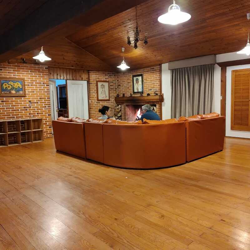 Estancia con chimea y acceso a dos terrazas.