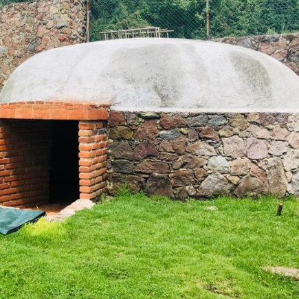 El temazcalli (del náhuatl: tema, “vapor”, y calli, “casa”) puede definirse como “casa de baño de vapor”.